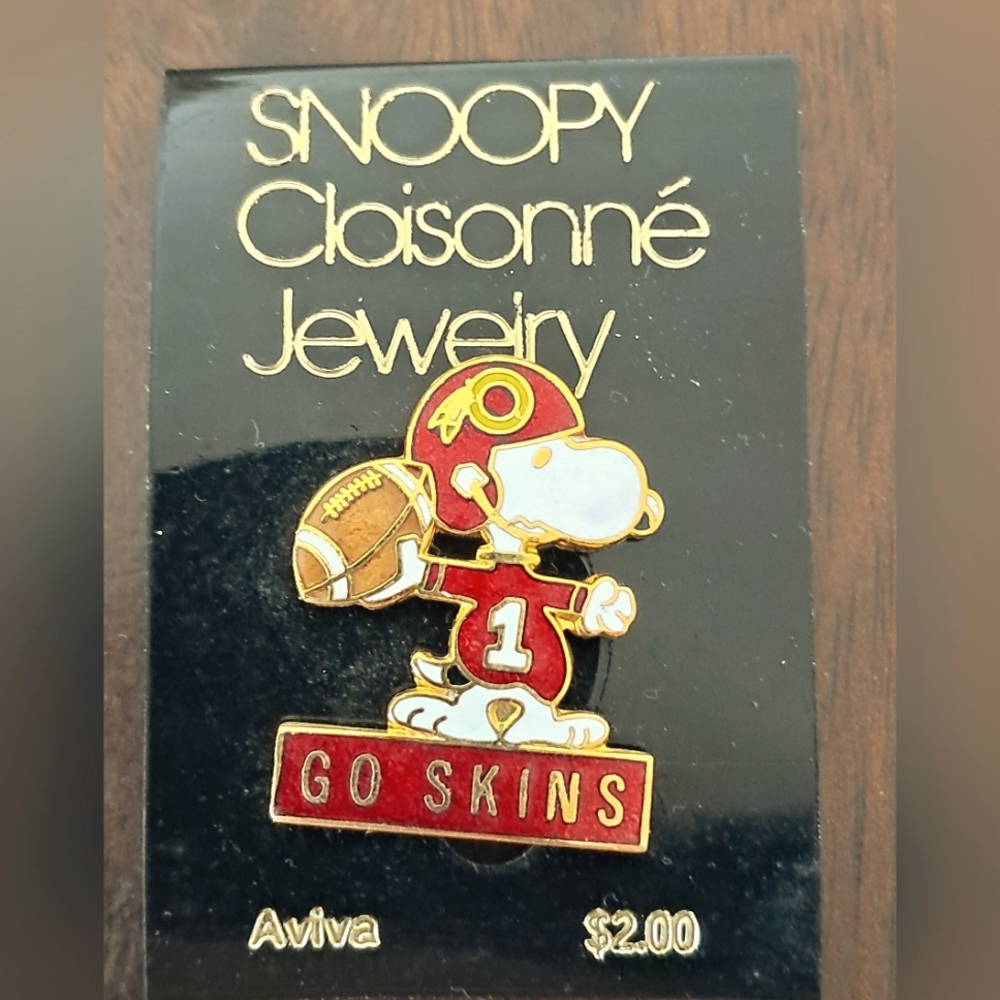 1970s SNOPPY CLOISONNE PIN WASHINGTON REDSKINS SIGNED